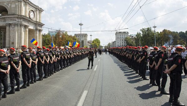 Сотрудники правоохранительных органов во время акции протеста в Кишиневе Сотрудники правоохранительных органов во время акции протеста в Кишиневе