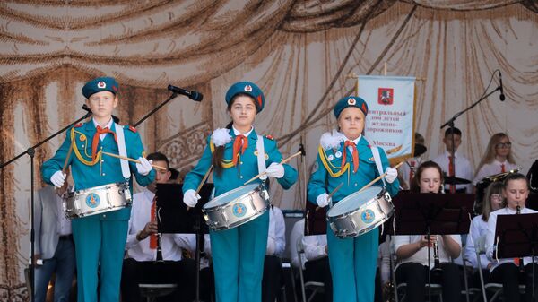 Участники сводного духового оркестра Ансамбля песни и танца имени Семена Дунаевского и духового оркестра Броницкой детской школы искусств выступают на фестивале Спасская башня детям на Красной площади в Москве Участники сводного духового оркестра Ансамбля песни и танца имени Семена Дунаевского и духового оркестра Броницкой детской школы искусств выступают на фестивале Спасская башня детям на Красной площади в Москве