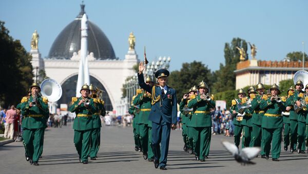 Показательный оркестр МЧС на шествии участников международного военно-музыкального фестиваля Спасская башня на ВДНХ Показательный оркестр МЧС на шествии участников международного военно-музыкального фестиваля Спасская башня на ВДНХ
