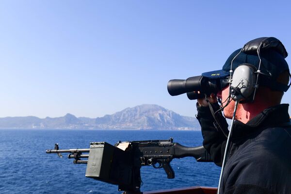 Американский военный на борту эсминца ВМС США Ross у берегов Испании в Средиземном море. 17 августа 2018 Американский военный на борту эсминца ВМС США Ross у берегов Испании в Средиземном море. 17 августа 2018