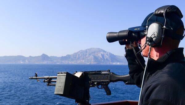 Американский военный на борту эсминца ВМС США Ross у берегов Испании в Средиземном море. 17 августа 2018 Американский военный на борту эсминца ВМС США Ross у берегов Испании в Средиземном море. 17 августа 2018