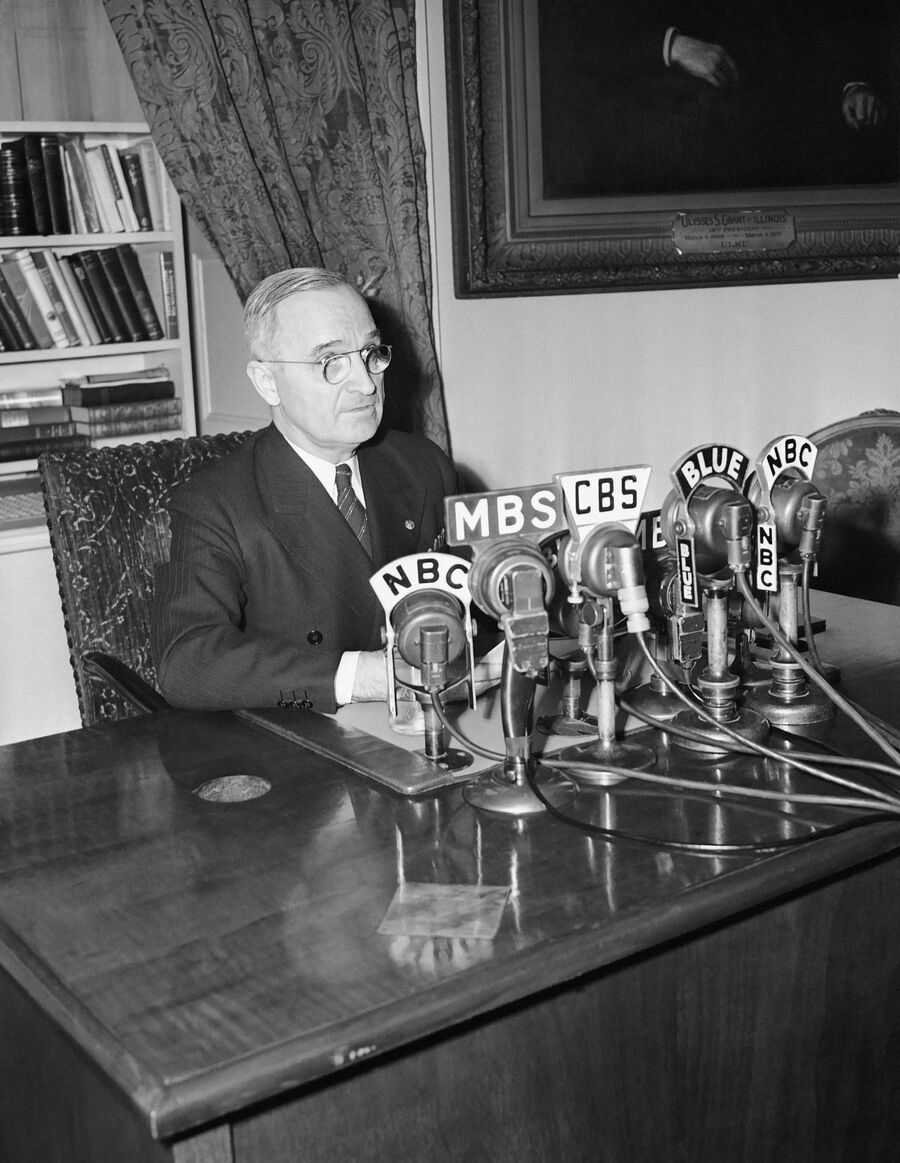 Президент США Гарри Трумэн в Белом доме. 17 апреля 1945 Президент США Гарри Трумэн в Белом доме. 17 апреля 1945