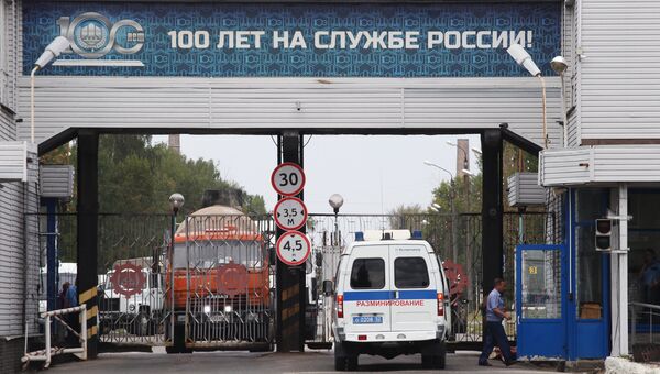 Автомобиль службы разминирования у главной проходной Завода имени Я. М. Свердлова. 31 августа 2018. Архивное фото Автомобиль службы разминирования у главной проходной Завода имени Я. М. Свердлова. 31 августа 2018. Архивное фото