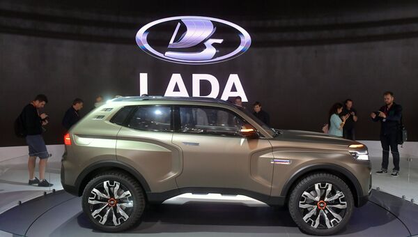 Посетители фотографируют новый автомобиль LADA 4x4 Vision на Московском международном автомобильном салоне 2018. Архивное фото Посетители фотографируют новый автомобиль LADA 4x4 Vision на Московском международном автомобильном салоне 2018. Архивное фото