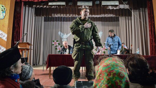 Премьер-министр Донецкой народной республики Александр Захарченко на встрече с жителями города Новоазовска Донецкой области Премьер-министр Донецкой народной республики Александр Захарченко на встрече с жителями города Новоазовска Донецкой области