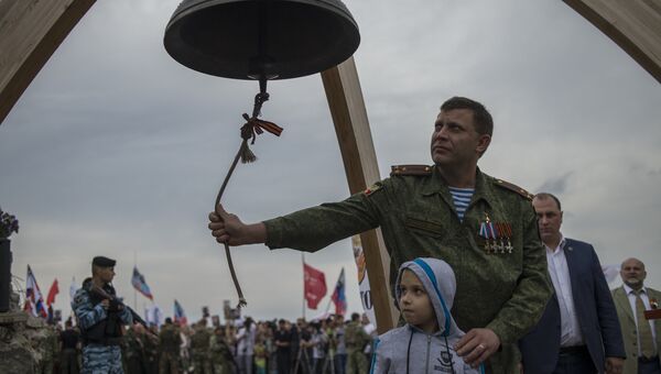 Глава Донецкой народной республики (ДНР) Александр Захарченко (в центре) на торжественных мероприятиях, посвященных празднованию Дня освобождения Донбасса от фашистских захватчиков, у мемориала на кургане Саур-Могила в Донецкой области Глава Донецкой народной республики (ДНР) Александр Захарченко (в центре) на торжественных мероприятиях, посвященных празднованию Дня освобождения Донбасса от фашистских захватчиков, у мемориала на кургане Саур-Могила в Донецкой области