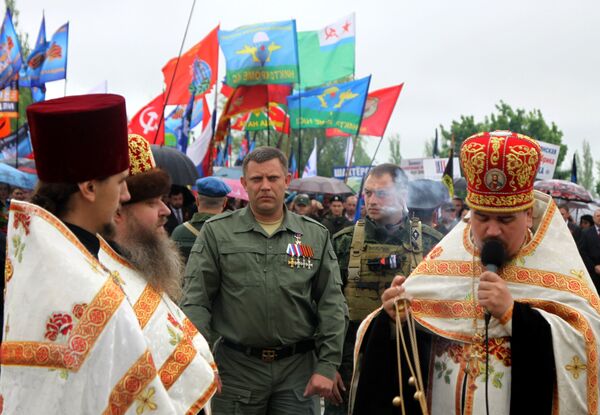 Глава Донецкой народной республики Александр Захарченко (в центре) во время акций памяти, посвященных Дню Победы, на Саур-Могиле в Донецкой области Глава Донецкой народной республики Александр Захарченко (в центре) во время акций памяти, посвященных Дню Победы, на Саур-Могиле в Донецкой области