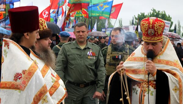 Глава Донецкой народной республики Александр Захарченко (в центре) во время акций памяти, посвященных Дню Победы, на Саур-Могиле в Донецкой области Глава Донецкой народной республики Александр Захарченко (в центре) во время акций памяти, посвященных Дню Победы, на Саур-Могиле в Донецкой области