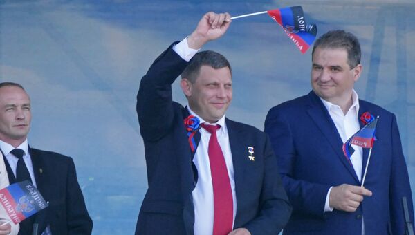 Глава Донецкой народной республики Александр Захарченко (в центре) на праздничном мероприятии в честь Дня Республики в Донецке Глава Донецкой народной республики Александр Захарченко (в центре) на праздничном мероприятии в честь Дня Республики в Донецке
