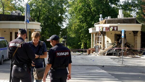 Сотрудники полиции у здания кафе Сепар в Донецке, где произошел взрыв в результате которого погиб глава ДНР Александр Захарченко. 1 сентября 2018 Сотрудники полиции у здания кафе Сепар в Донецке, где произошел взрыв в результате которого погиб глава ДНР Александр Захарченко. 1 сентября 2018