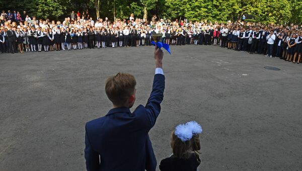 Ученики Аэрокосмического лицея №13 города Химки во время торжественной линейки, посвященной Дню знаний. 1 сентября 2018 Ученики Аэрокосмического лицея №13 города Химки во время торжественной линейки, посвященной Дню знаний. 1 сентября 2018