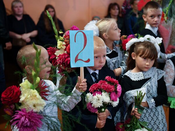Ученики Жеребцовской основной общеобразовательной школы №39 на торжественной линейке, посвященной Дню знаний, в Новосибирской области Ученики Жеребцовской основной общеобразовательной школы №39 на торжественной линейке, посвященной Дню знаний, в Новосибирской области