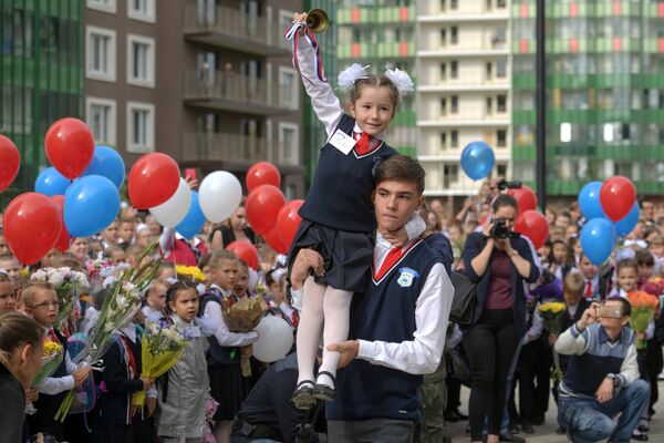 Первый звонок и торжественная линейка в средней общеобразовательной школе Муринский центр образования 2 в поселке Мурино, посвященных Дню знаний Первый звонок и торжественная линейка в средней общеобразовательной школе Муринский центр образования 2 в поселке Мурино, посвященных Дню знаний