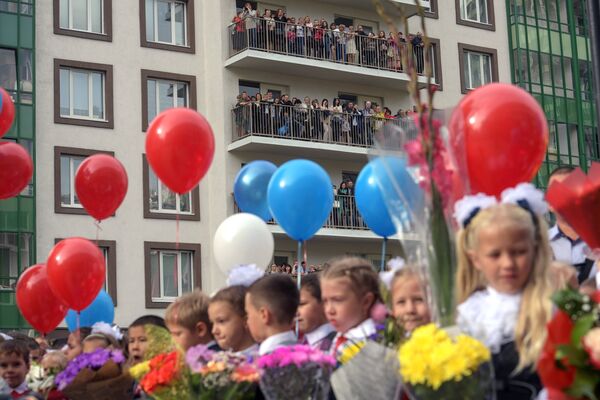 Ученики средней общеобразовательной школы Муринский центр образования 2 в поселке Мурино во время торжественной линейки, посвященной Дню знаний Ученики средней общеобразовательной школы Муринский центр образования 2 в поселке Мурино во время торжественной линейки, посвященной Дню знаний