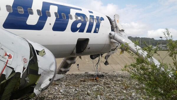 Самолет Boeing 737-800 авиакомпании Utair, совершивший аварийную посадку в Сочи. Архивное фото Самолет Boeing 737-800 авиакомпании Utair, совершивший аварийную посадку в Сочи. Архивное фото