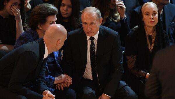 Президент России Владимир Путин на церемонии прощания с Иосифом Кобзоном Президент России Владимир Путин на церемонии прощания с Иосифом Кобзоном