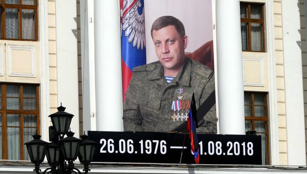Портрет Александра Захарченко на здании Донецкого Государственного академического театра оперы и балета имени А. Б. Соловьяненко. Архивное фото Портрет Александра Захарченко на здании Донецкого Государственного академического театра оперы и балета имени А. Б. Соловьяненко. Архивное фото