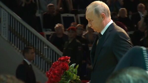 Путин на церемонии прощания с певцом Иосифом Кобзоном Путин на церемонии прощания с певцом Иосифом Кобзоном