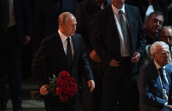 Президент РФ Владимир Путин на церемонии прощания с Иосифом Кобзоном Президент РФ Владимир Путин на церемонии прощания с Иосифом Кобзоном