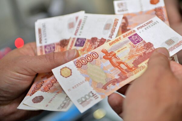 Демонстрация фальшивых и настоящих купюр в рамках пресс-конференции на тему: Машиночитаемые защитные признаки на российских банкнотах в Московской типографии Гознака Демонстрация фальшивых и настоящих купюр в рамках пресс-конференции на тему: Машиночитаемые защитные признаки на российских банкнотах в Московской типографии Гознака
