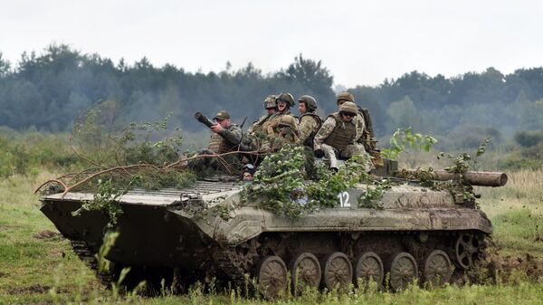 Военнослужащие вооруженных сил Украины и армейских подразделений иностранных государств на боевой машине пехоты БМП-2 во время активной фазы военных учений Репид Трайдент - 2018 Военнослужащие вооруженных сил Украины и армейских подразделений иностранных государств на боевой машине пехоты БМП-2 во время активной фазы военных учений Репид Трайдент - 2018