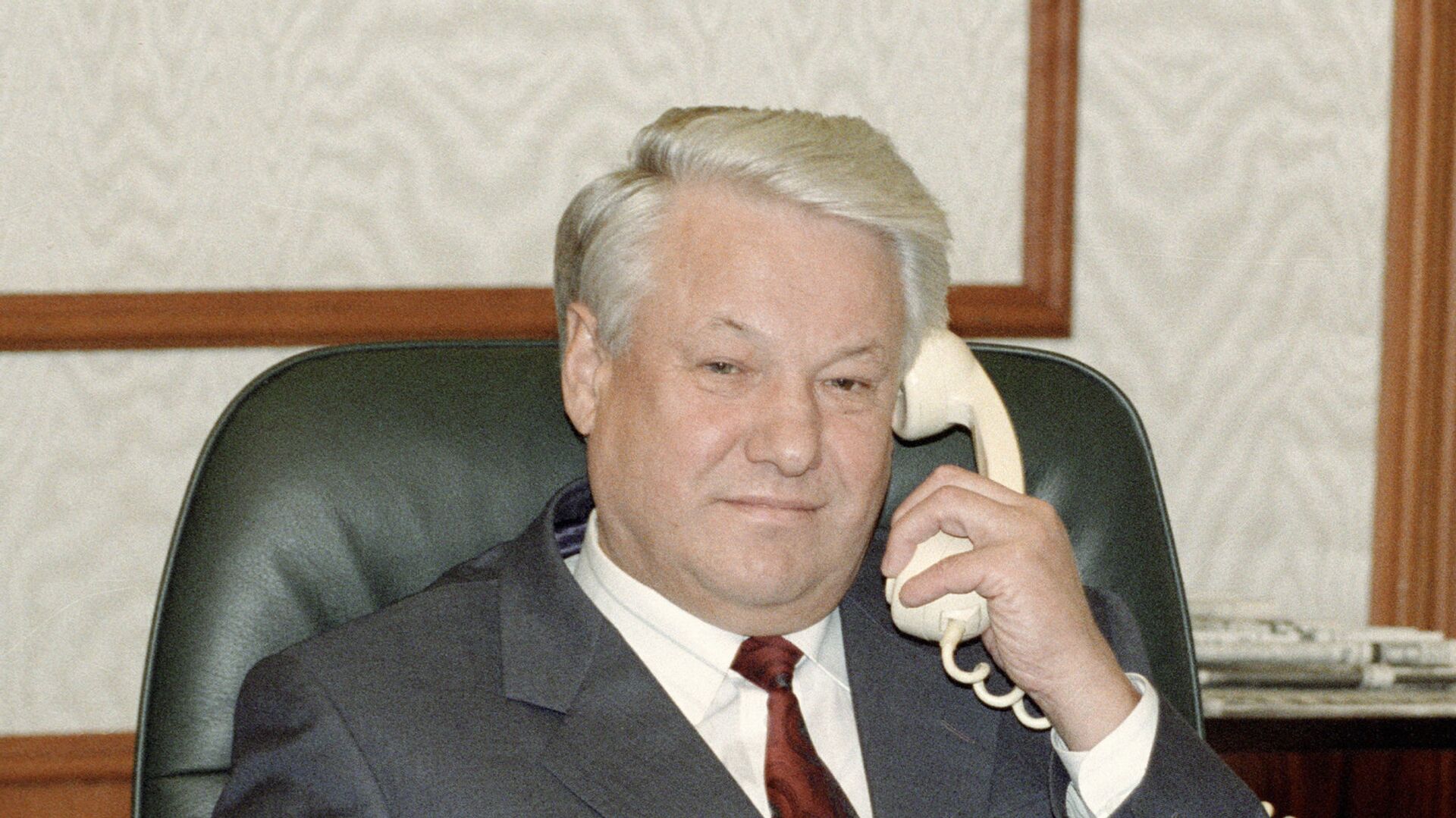 Ельцин с трубкой телефона