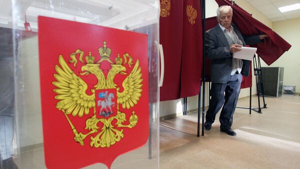 Избиратель голосует на своем избирательном участке. Архивное фото Избиратель голосует на своем избирательном участке. Архивное фото
