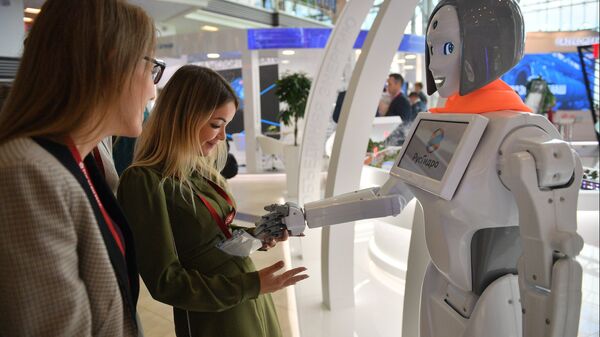 Посетители осматривают робота-помощника на стенде ПАО «Русгидро» на площадке IV Восточного экономического форума во Владивостоке Посетители осматривают робота-помощника на стенде ПАО «Русгидро» на площадке IV Восточного экономического форума во Владивостоке