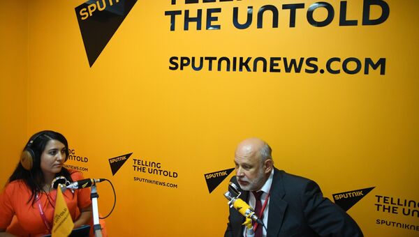Генеральный директор Исследовательского центра Международная торговля и интеграция Владимир Саламатов в радиорубке Sputnik Генеральный директор Исследовательского центра Международная торговля и интеграция Владимир Саламатов в радиорубке Sputnik