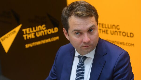 Заместитель министра строительства и жилищно-коммунального хозяйства РФ Андрей Чибис в радиорубке Sputnik на площадке IV Восточного экономического форума Заместитель министра строительства и жилищно-коммунального хозяйства РФ Андрей Чибис в радиорубке Sputnik на площадке IV Восточного экономического форума