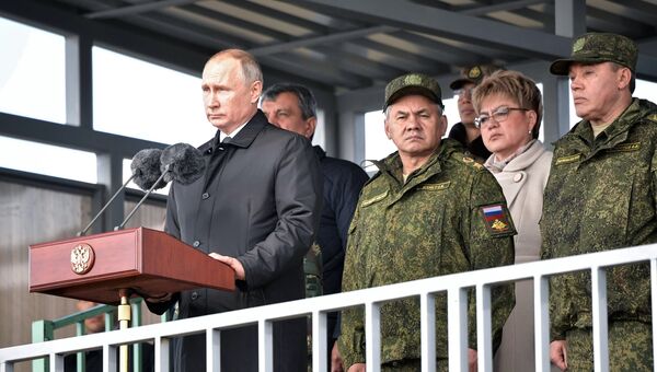 Владимир Путин выступает на параде участников военных маневров Восток-2018 на забайкальском полигоне Цугол. 13 сентября 2018 Владимир Путин выступает на параде участников военных маневров Восток-2018 на забайкальском полигоне Цугол. 13 сентября 2018