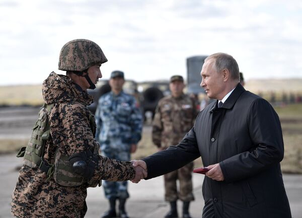 Верховный главнокомандующий ВС РФ, президент РФ Владимир Путин на полевом смотре войск на забайкальском полигоне Цугол после окончания основного этапа военных маневров вооруженных сил Восток-2018 Верховный главнокомандующий ВС РФ, президент РФ Владимир Путин на полевом смотре войск на забайкальском полигоне Цугол после окончания основного этапа военных маневров вооруженных сил Восток-2018