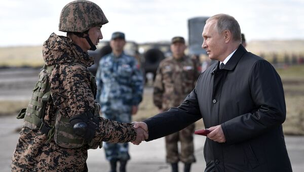 Верховный главнокомандующий ВС РФ, президент РФ Владимир Путин на полевом смотре войск на забайкальском полигоне Цугол после окончания основного этапа военных маневров вооруженных сил Восток-2018 Верховный главнокомандующий ВС РФ, президент РФ Владимир Путин на полевом смотре войск на забайкальском полигоне Цугол после окончания основного этапа военных маневров вооруженных сил Восток-2018