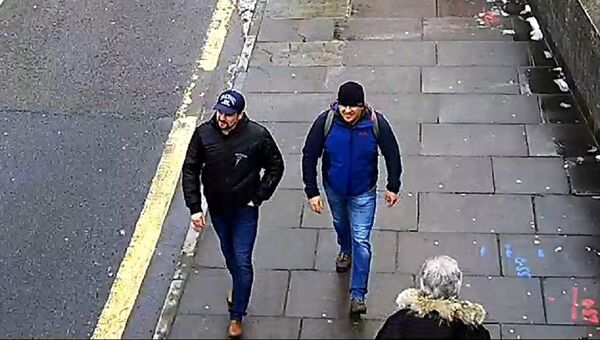 Александр Петров и Руслан Боширов на стоп-кадре записи камеры видеонаблюдения. Архивное фото Александр Петров и Руслан Боширов на стоп-кадре записи камеры видеонаблюдения. Архивное фото