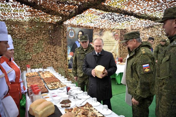 Верховный главнокомандующий ВС РФ, президент РФ Владимир Путин во время осмотра полевой кухни на полигоне Цугол в Забайкальском крае Верховный главнокомандующий ВС РФ, президент РФ Владимир Путин во время осмотра полевой кухни на полигоне Цугол в Забайкальском крае