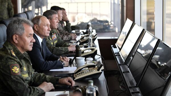 Верховный главнокомандующий ВС РФ, президент РФ Владимир Путин наблюдает за ходом военных маневров российских, монгольских и китайских вооруженных сил Восток-2018 с командного пункта на полигоне Цугол в Забайкальском крае Верховный главнокомандующий ВС РФ, президент РФ Владимир Путин наблюдает за ходом военных маневров российских, монгольских и китайских вооруженных сил Восток-2018 с командного пункта на полигоне Цугол в Забайкальском крае