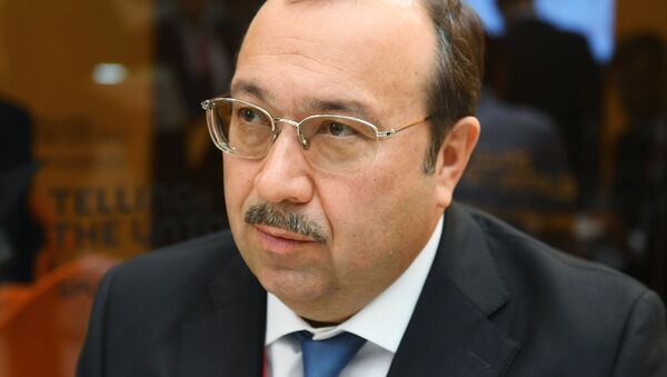 Генеральный директор АО Объединенная зерновая компания Михаил Кийко у радиорубки Sputnik на площадке ВЭФ-2018 во Владивостоке Генеральный директор АО Объединенная зерновая компания Михаил Кийко у радиорубки Sputnik на площадке ВЭФ-2018 во Владивостоке