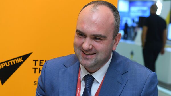 Глава Агентства по развитию человеческого капитала на Дальнем Востоке Сергей Ховрат в радиорубке Sputnik на площадке IV Восточного экономического форума во Владивостоке Глава Агентства по развитию человеческого капитала на Дальнем Востоке Сергей Ховрат в радиорубке Sputnik на площадке IV Восточного экономического форума во Владивостоке