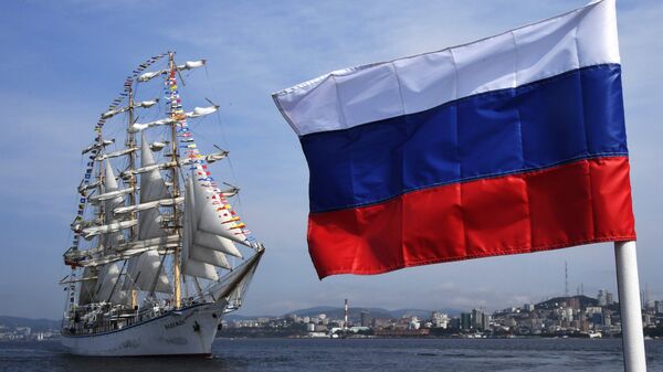 Российский парусник Надежда провожает иностранные парусные суда, принимавшие участие в регате в рамках Восточного экономического форума во Владивостоке Российский парусник Надежда провожает иностранные парусные суда, принимавшие участие в регате в рамках Восточного экономического форума во Владивостоке