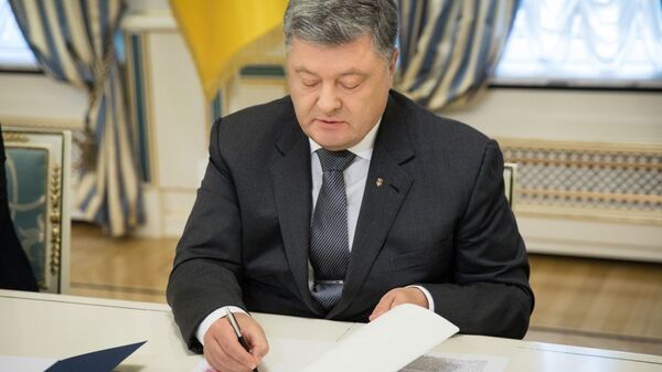 Президент Украины Петр Порошенко во время подписания Указа о прекращении действия Договора о дружбе, сотрудничестве и партнерстве между Украиной и Россией. 17 сентября 2018