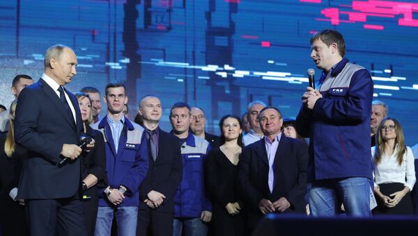 Сотрудник Горьковского автозавода Артем Баранов на встрече с президентом РФ Владимир Путиным в Нижнем Новгороде. 6 декабря 2017 Сотрудник Горьковского автозавода Артем Баранов на встрече с президентом РФ Владимир Путиным в Нижнем Новгороде. 6 декабря 2017