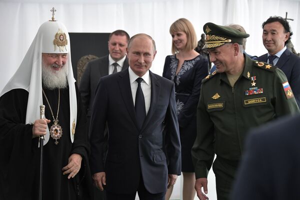 Президент РФ Владимир Путин во время осмотра макета и элементов отделки будущего главного храма Вооружённых сил РФ, который будет построен на территории военно-патриотического парка «Патриот» Президент РФ Владимир Путин во время осмотра макета и элементов отделки будущего главного храма Вооружённых сил РФ, который будет построен на территории военно-патриотического парка «Патриот»