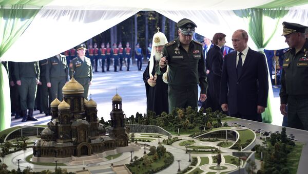 Президент РФ Владимир Путин во время осмотра макета будущего главного храма Вооружённых сил РФ, который будет построен на территории военно-патриотического парка «Патриот» Президент РФ Владимир Путин во время осмотра макета будущего главного храма Вооружённых сил РФ, который будет построен на территории военно-патриотического парка «Патриот»