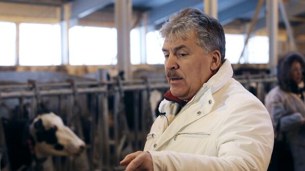 Павел Грудинин на молочной ферме в поселке Совхоза имени Ленина Павел Грудинин на молочной ферме в поселке Совхоза имени Ленина