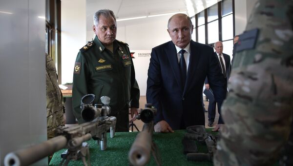 Президент РФ Владимир Путин и министр обороны РФ Сергей Шойгу во время посещения стрелкового центра АО Концерн Калашников на территории военно-патриотического парка Патриот Президент РФ Владимир Путин и министр обороны РФ Сергей Шойгу во время посещения стрелкового центра АО Концерн Калашников на территории военно-патриотического парка Патриот