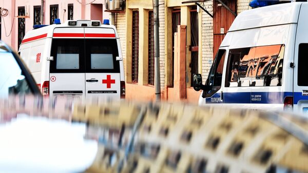 Автомобили скорой помощи и полиции на улице Москвы Автомобили скорой помощи и полиции на улице Москвы