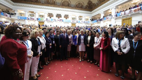 Президент РФ Владимир Путин и участницы второго Евразийского женского форума в Таврическом дворце в Санкт-Петербурге. 20 сентября 2018 Президент РФ Владимир Путин и участницы второго Евразийского женского форума в Таврическом дворце в Санкт-Петербурге. 20 сентября 2018