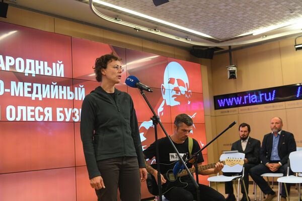 Певица Юлия Чичерина во время выступления на пресс-конференции в Международном мультимедийном пресс-центре МИА Россия сегодня Певица Юлия Чичерина во время выступления на пресс-конференции в Международном мультимедийном пресс-центре МИА Россия сегодня