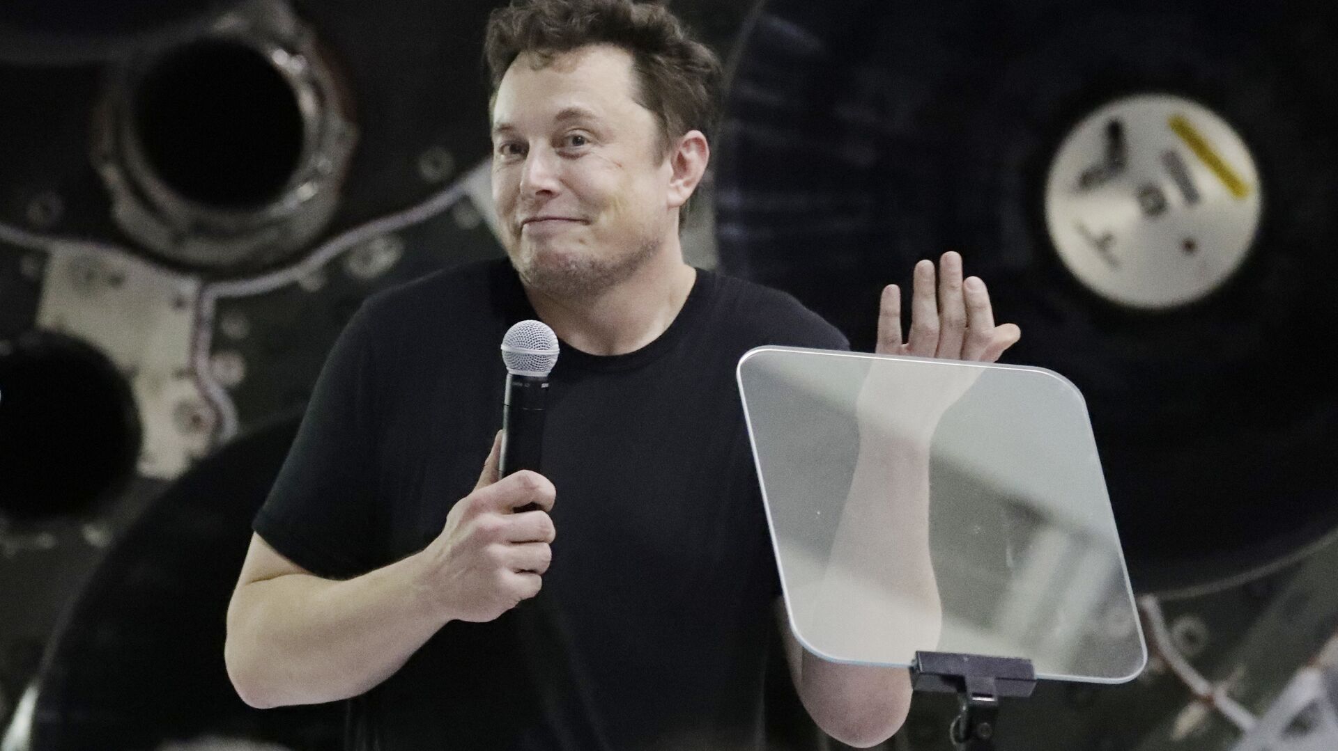 Илон Маск рассказал, что предлагал главе Apple обсудить покупку Tesla