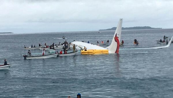 Пассажирский Boeing 737-800 авиакомпании Air Niugini после аварийной посадки на воду в Микронезии Пассажирский Boeing 737-800 авиакомпании Air Niugini после аварийной посадки на воду в Микронезии